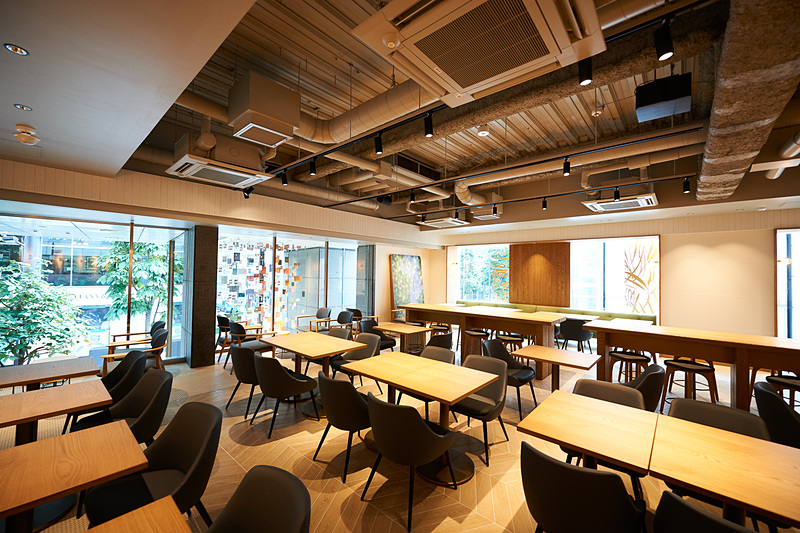 「スターバックス リザーブ ストア 銀座マロニエ通り」の2階（写真提供：スターバックス コーヒー ジャパン）