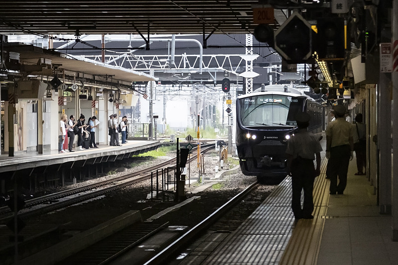 12時10分発成田エクスプレス25号が出発したあと、入線してくる相鉄12000系