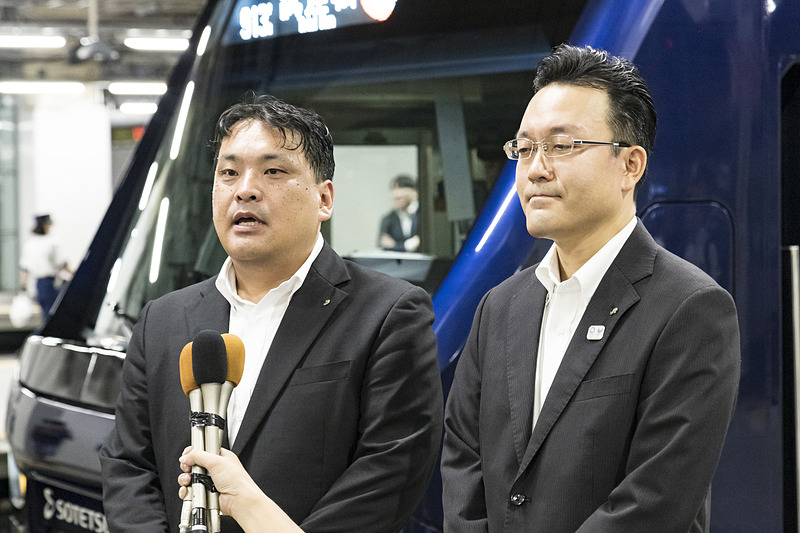 囲み取材に応じる相模鉄道株式会社 車両課 課長 関根雅人氏（左）と東日本旅客鉄道株式会社 運輸車両部 車両運用計画グループリーダー 淺井琢雄氏（右）