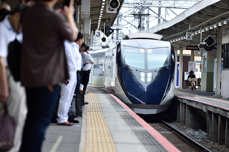 京成成田駅の専用ホームに入ってくるモーニングライナー