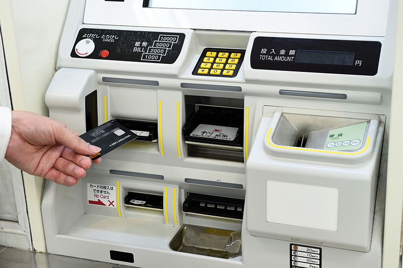 現金やクレジットカードなどで支払いをして購入完了