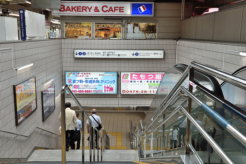 改札の正面にある階段を降りて地下通路を歩き、再び階段を上がればモーニングライナー専用ホーム