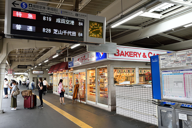 改札内にはパン屋さんも。車内で食べる朝食をここで買うのもよいかも