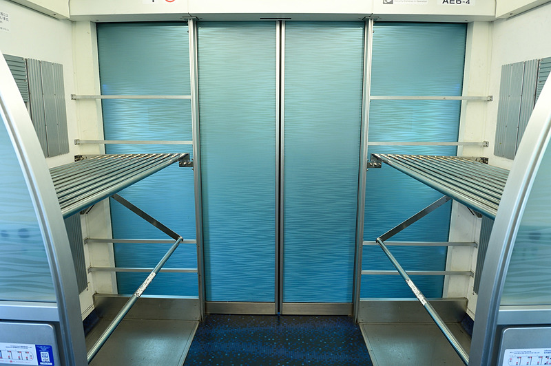 各車両には荷物置き場も