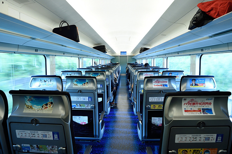 車内はスタイリッシュな空間。天井が高いので圧迫感がありません