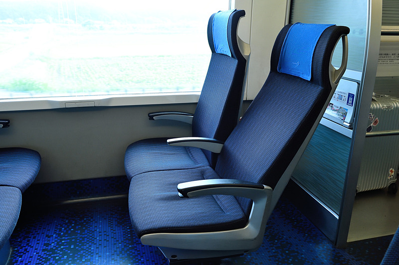 リクライニングも深々。到着までゆったりと過ごせます