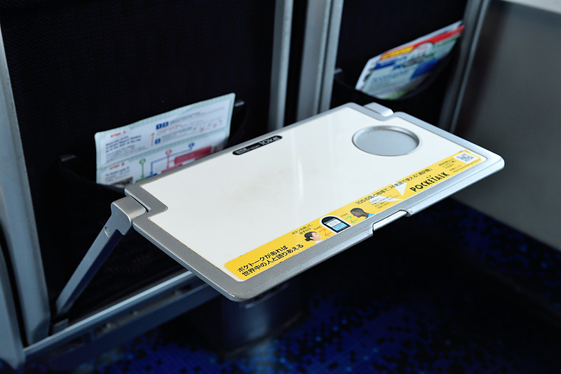 軽食を食べるときなどに利用できるテーブルも