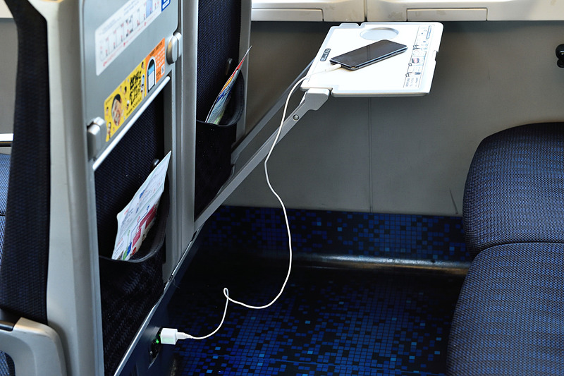 全席にコンセント完備。行き帰りでスマートフォンやタブレットなどの充電ができるのはありがたいですね。無料の車内Wi-Fiも利用可能です