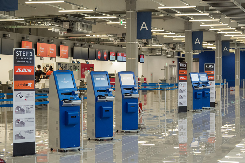 自動チェックイン機や自動手荷物預け入れ機を用意