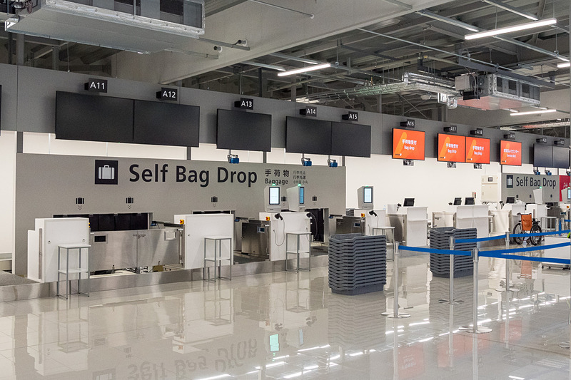 自動チェックイン機や自動手荷物預け入れ機を用意