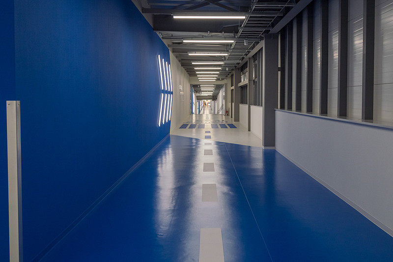 本館から搭乗口のあるサテライトへと向かう連絡通路。残りの距離や消費カロリーを掲示（単位がkcalでないのはご愛敬、供用開始までには修正される見込み）