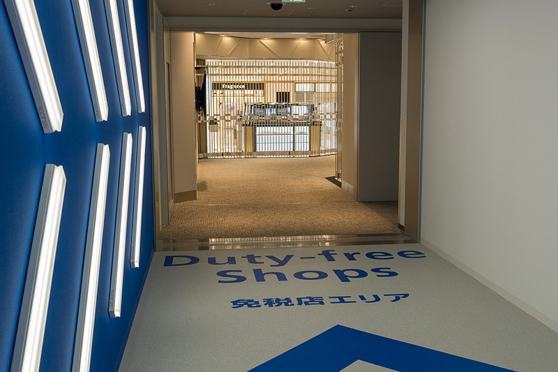 連絡通路からショップエリアへ