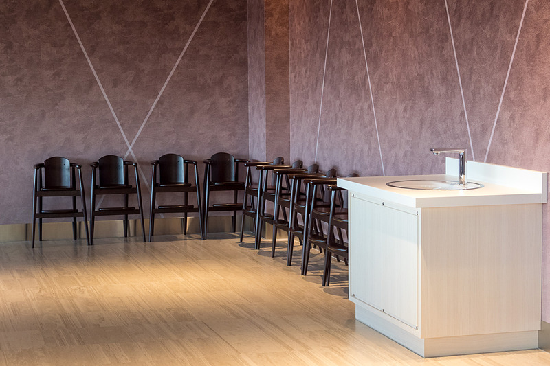 ショップエリアを抜けてすぐのカフェに近接したエリアにテーブルのコーナー。カウンター席には電源も装備。USB電源は5V/1.5A