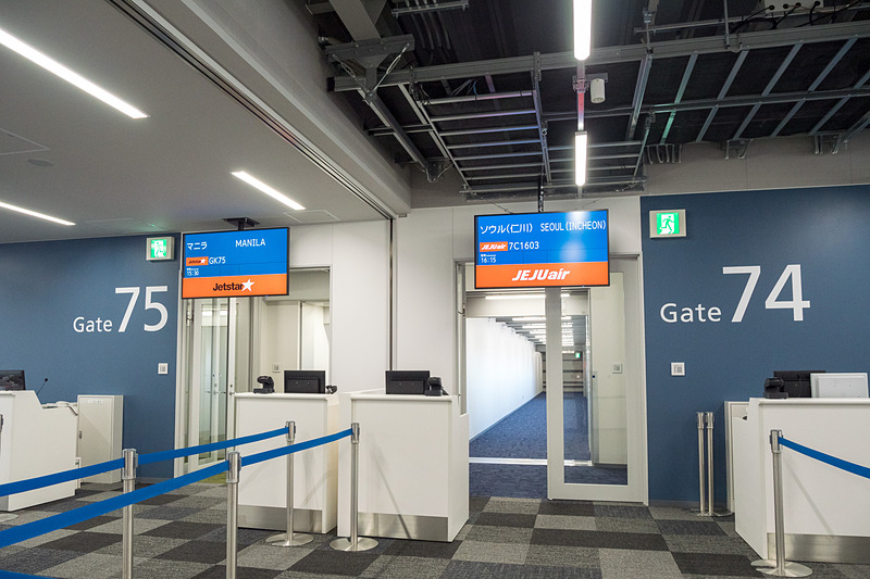 75番以降は国内線/国際線兼用ゲート。シャッターがあるほか、天井も目張りして完全に分離できる構造になっている