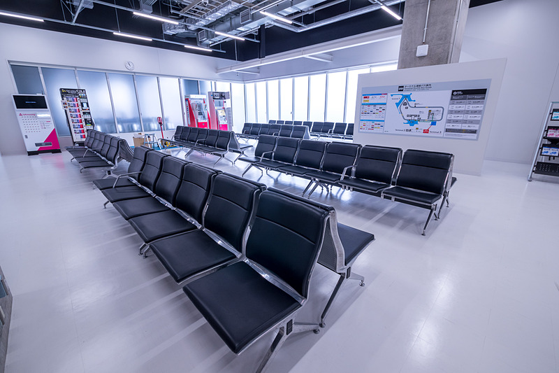 3か所に計120席のシートを設置。到着客を出迎える待合エリアとしても利用できるようになった