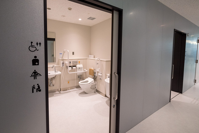 多機能トイレは2か所。奥にあるブースにはオストメイトを備えている