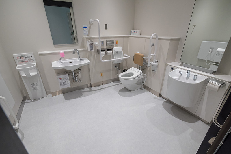 多機能トイレは2か所。奥にあるブースにはオストメイトを備えている