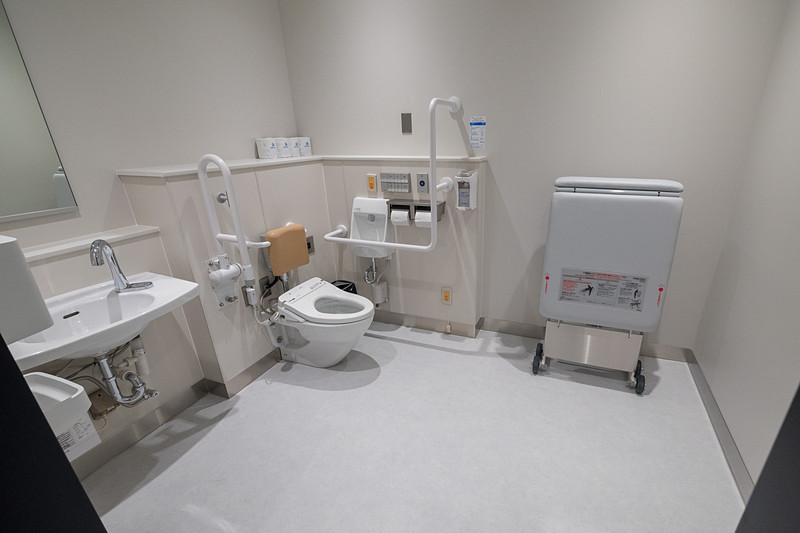 多機能トイレは2か所。奥にあるブースにはオストメイトを備えている