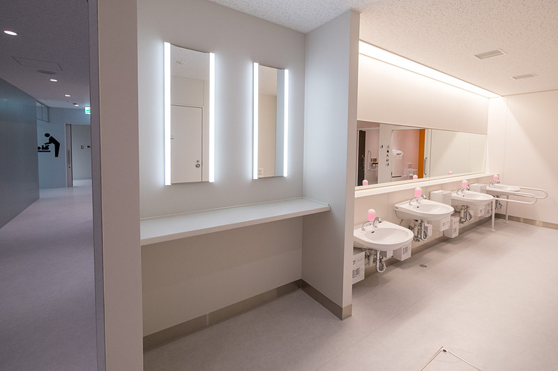 女性用トイレには洗面台とは別にパウダーコーナーも設置している