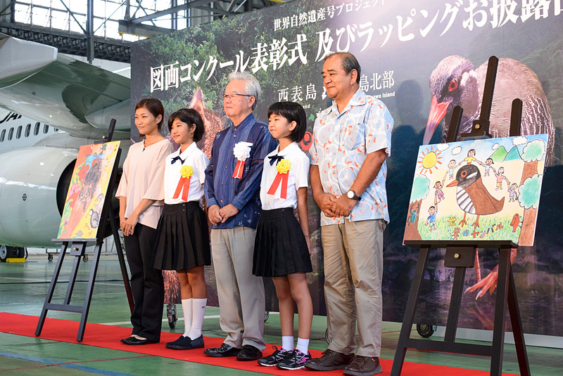 作品とともに記念撮影