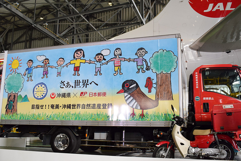日本郵政のトラック。荷台いっぱいにラッピングが施されている