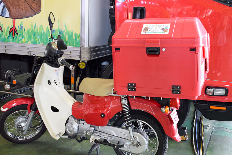 バイクの荷台にはステッカーが貼られている