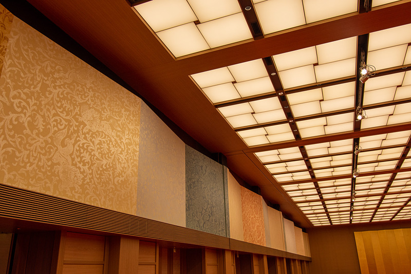 天井から壁、絨毯まで凝った意匠が施されている