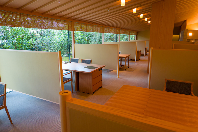 フロアのテーブル席は、前後の衝立が目隠しになっている