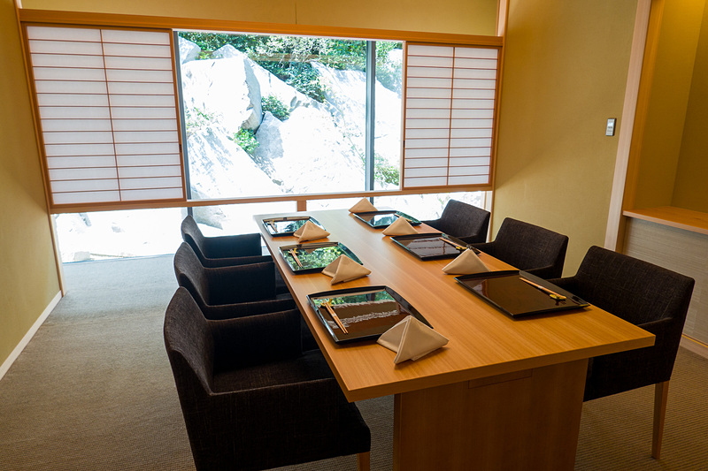 フロアの奥に進むと個室が用意されている