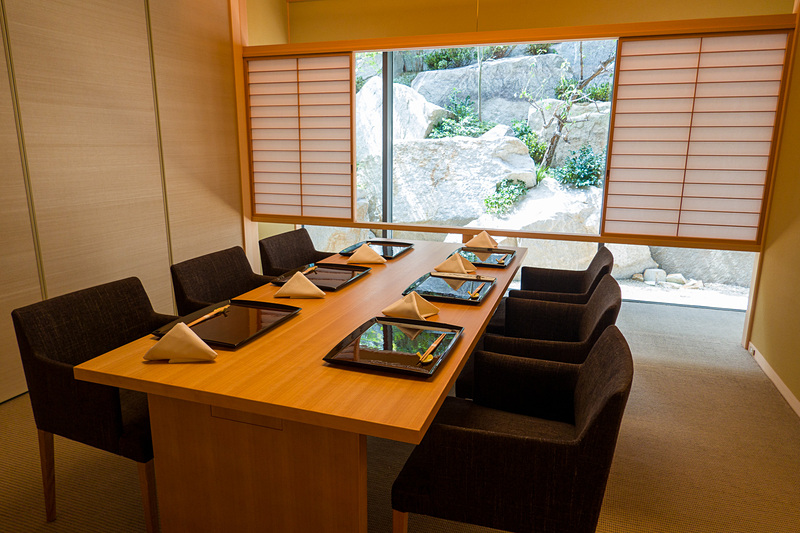 フロアの奥に進むと個室が用意されている