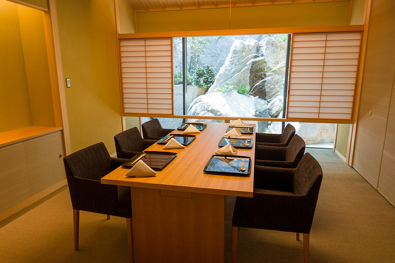 フロアの奥に進むと個室が用意されている