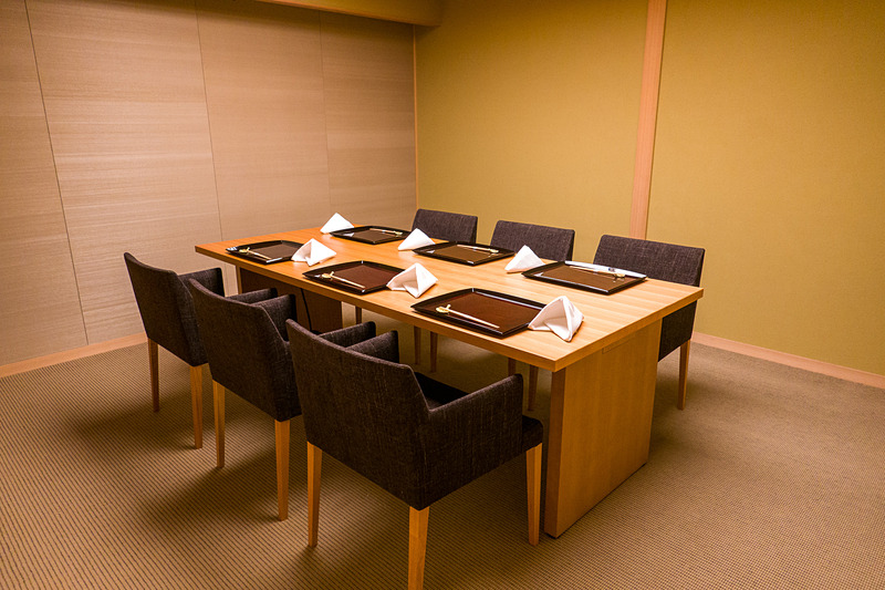 フロアの奥に進むと個室が用意されている