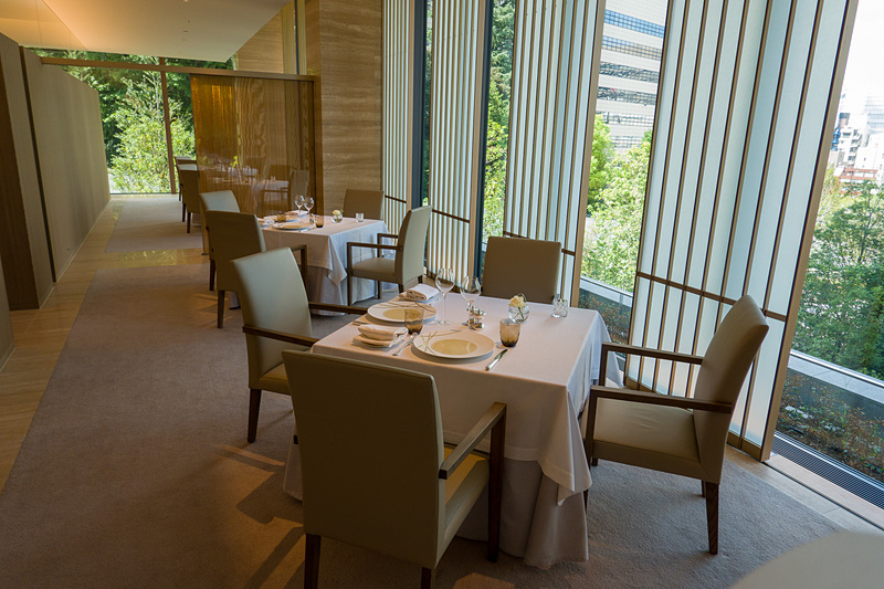 天井までの大きな窓が開放的