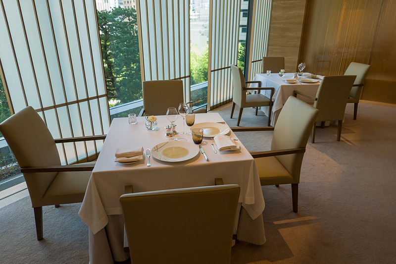 木目の壁、木枠を使った日よけなどで現代的な和の雰囲気も