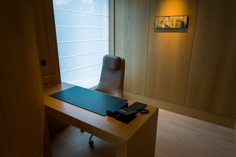 部屋に入ってすぐあるのはソファのリビングスペースとワークスペース