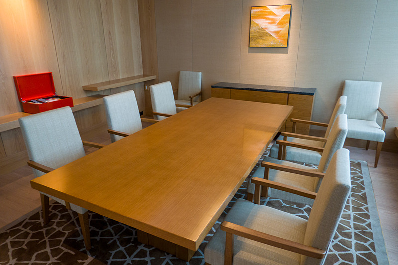 その奥にテーブル＆チェアのダイニングスペース