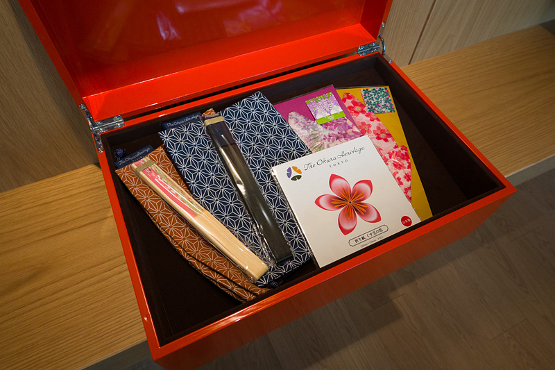 アメニティとして扇子や折り紙が用意されていた