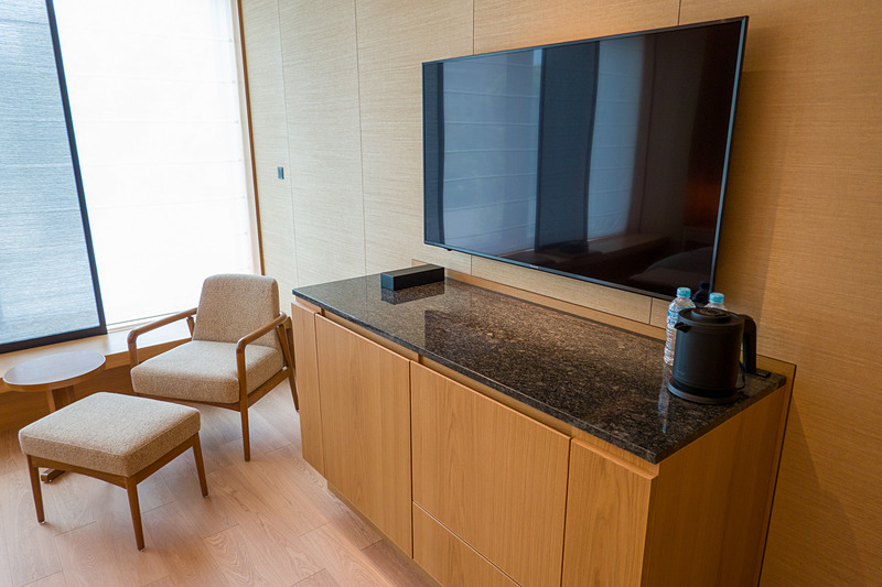 こちらも壁にテレビ