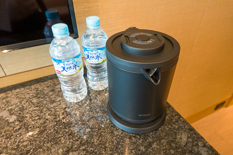 こちらも壁にテレビ