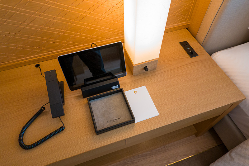枕元に読書灯やタブレットが用意してある