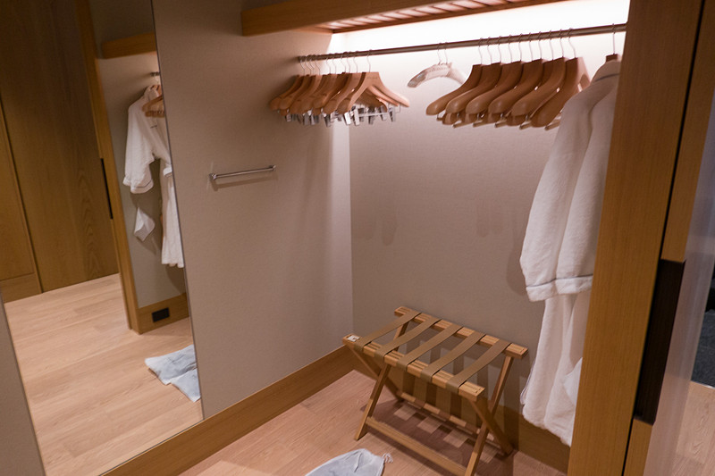 クローゼットにバスローブ。これでもかと大量のハンガーを用意している