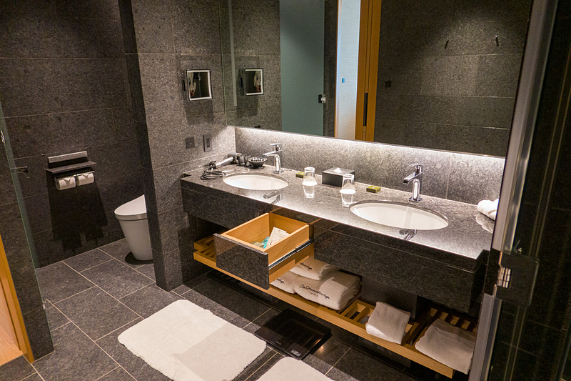 バスルームは洗面台が2面