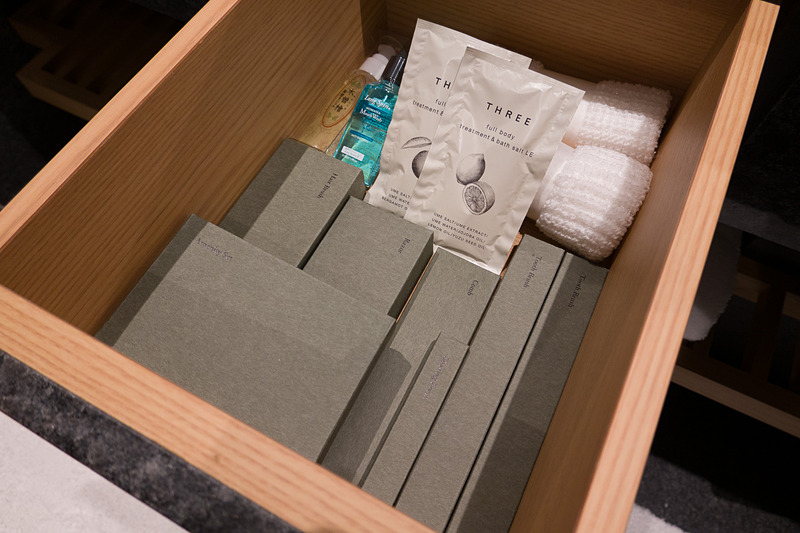 歯ブラシやカミソリ、クシなどが引き出しにまとめてある