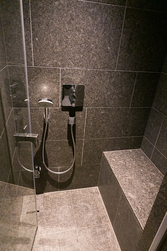 浴室の奥にはガラス戸の閉まるシャワーブースが