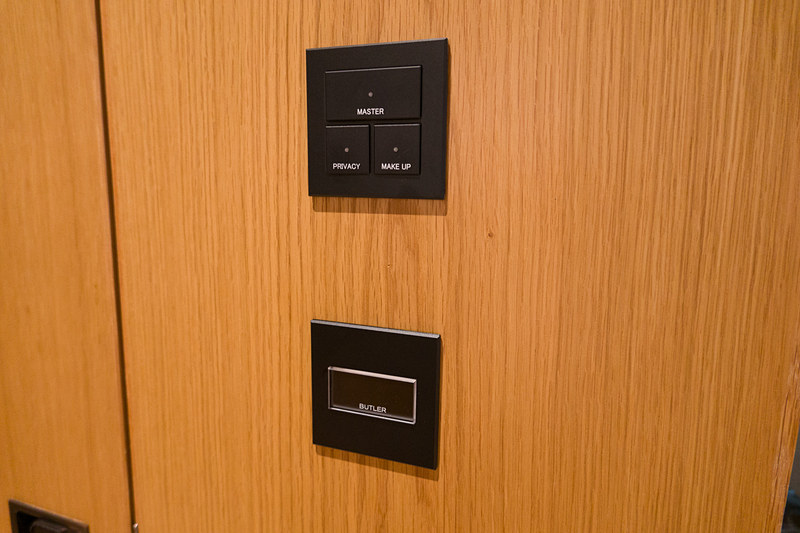 プライバシー状態（Don't disturb）と要清掃を示すサインはボタンで部屋の外に通知できる