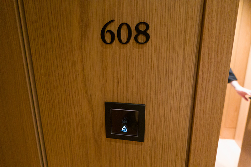 ボタンを押すとドア横の表示が変わる