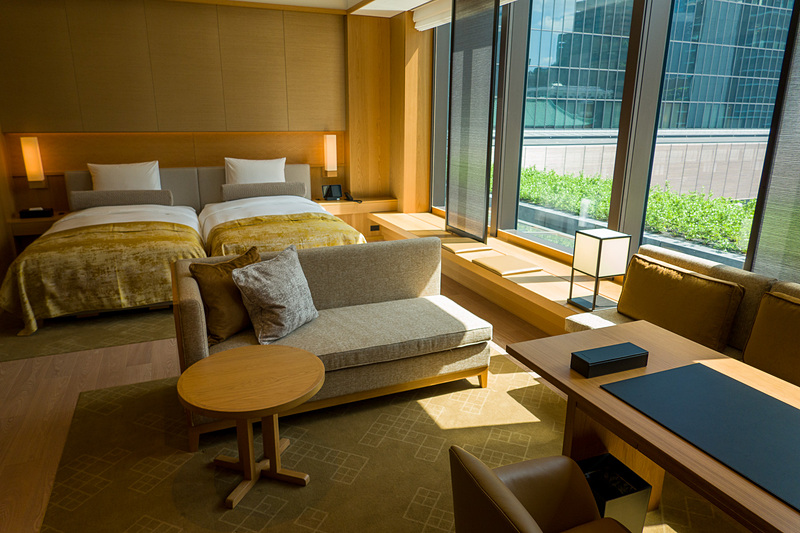 部屋によって配置に違いはあるが、ベッドの近くにワークスペース、ソファとローテーブルのリビングスペースがある