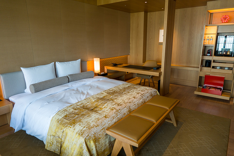 部屋によって配置に違いはあるが、ベッドの近くにワークスペース、ソファとローテーブルのリビングスペースがある