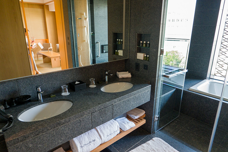 バスルーム。洗面台は2面