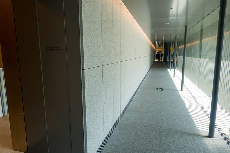 ヘリテージウイングとプレステージタワーを結ぶ連絡通路。ヘリテージウイング側から